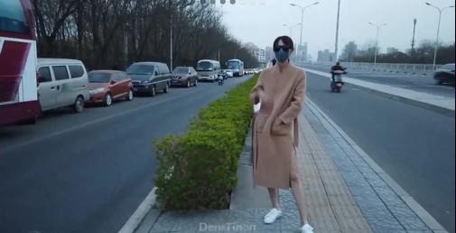近很火的北京天使DensTinon极限露出挑战大白天街上全裸行走过天桥进入宜家貌似已被路人发